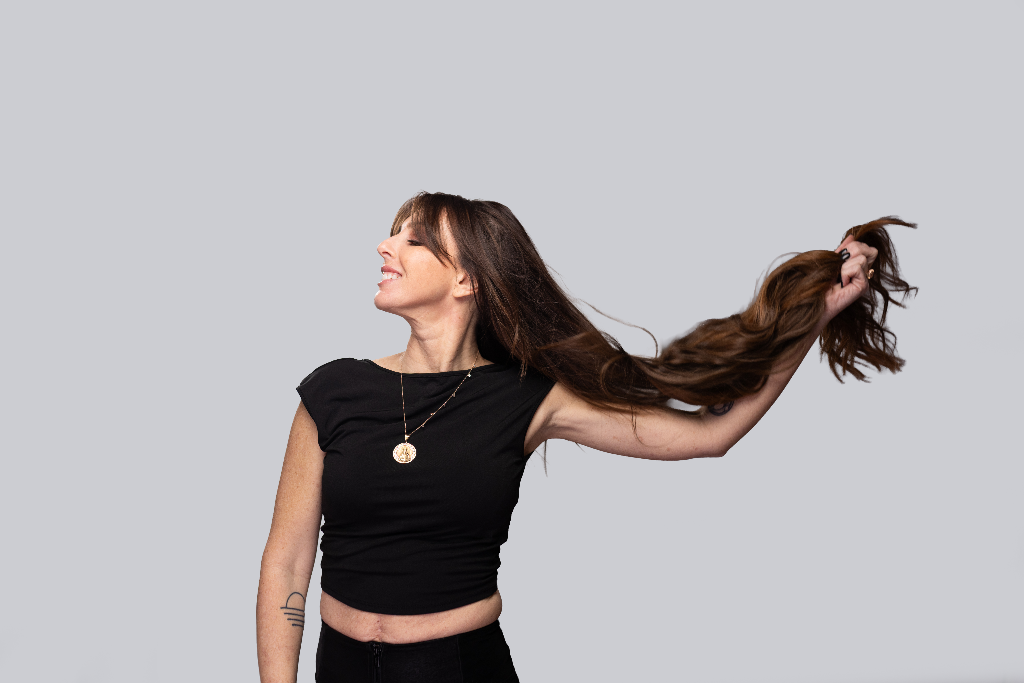 Michelle tossing Mixie Mane extension, hair fully extended